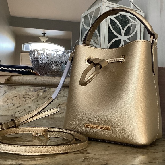 New Mk small bucket bag suri 😍 must have - Picture 2 of 10